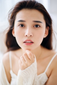 双手攀上两团少女峰